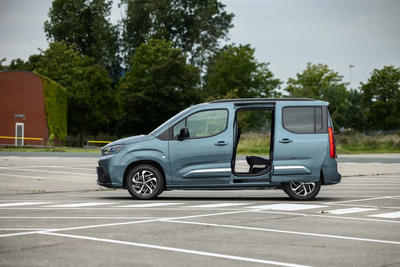 2024 Proace City Family L1 BEV Libeccio blue Static 004